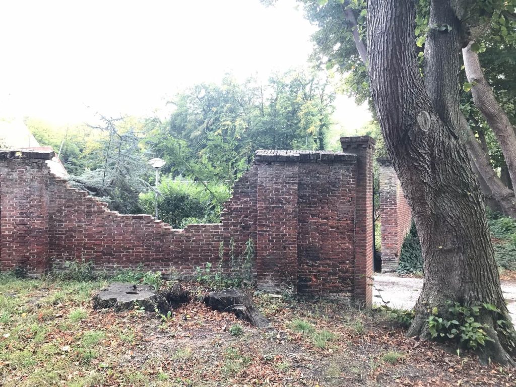 Marlot (Den Haag): eeuwenoude fruitmuur in verval